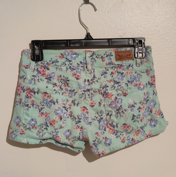 Levi's Shorty Shorts - Picture 2 of 3